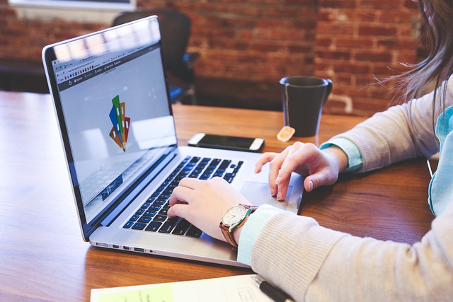 Essentiële digitale accessoires: een diepe duik in muizen, toetsenborden, opslagapparaten en beeldschermtechnologieën